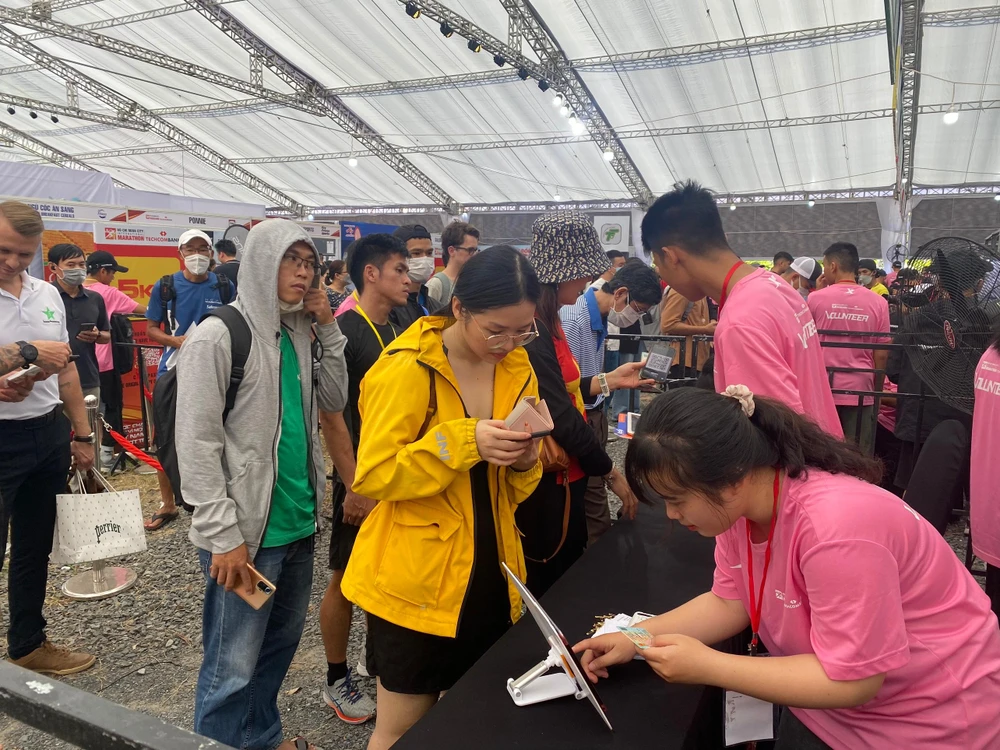 Vận động viên đăng ký đường chạy.