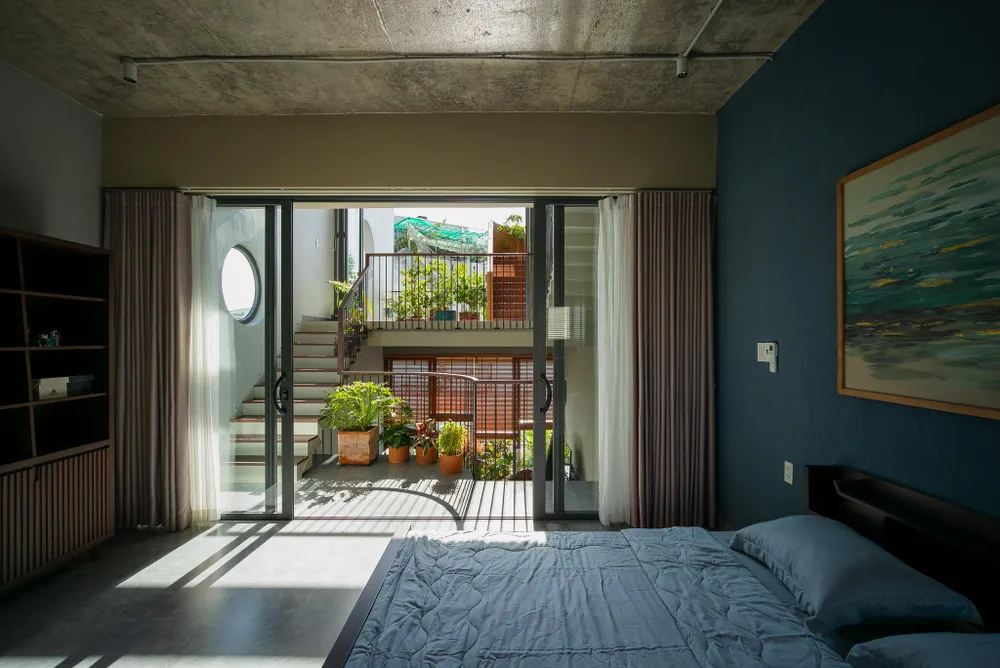 Vị trí giao thông trên trục cầu thang được bố trí những chậu cây xanh giúp gia chủ kết nối với thiên nhiên hơn khi di chuyển.