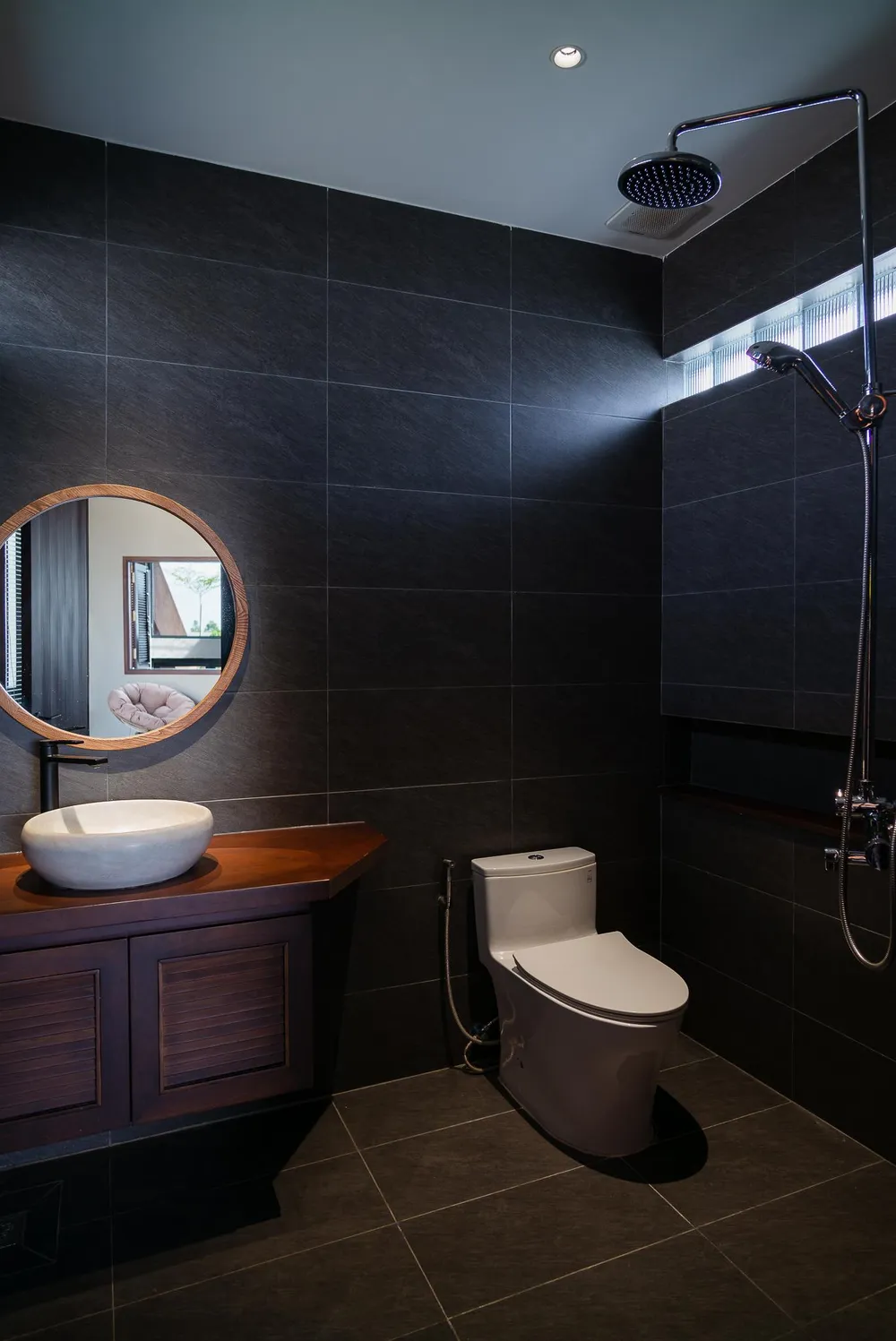 Nhà vệ sinh thiết kế đơn giản, gọn gàng.