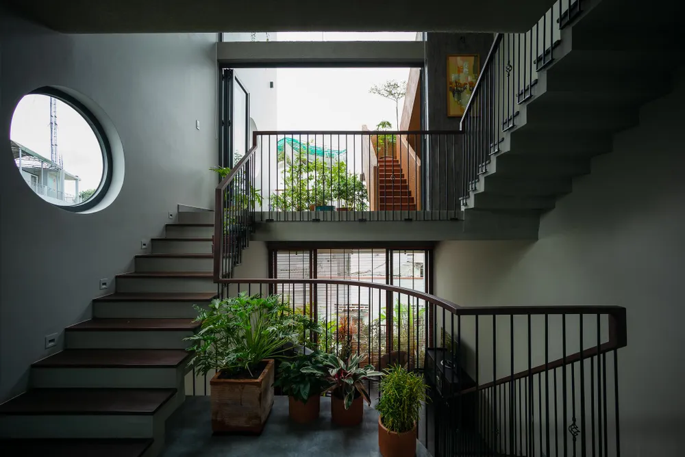 Kiến trúc sư không cố định riêng lẻ bởi những bức tường cho các không gian phòng ốc nào mà mở tối đa nhất trong ngôi nhà bằng những mảng cửa lớn.