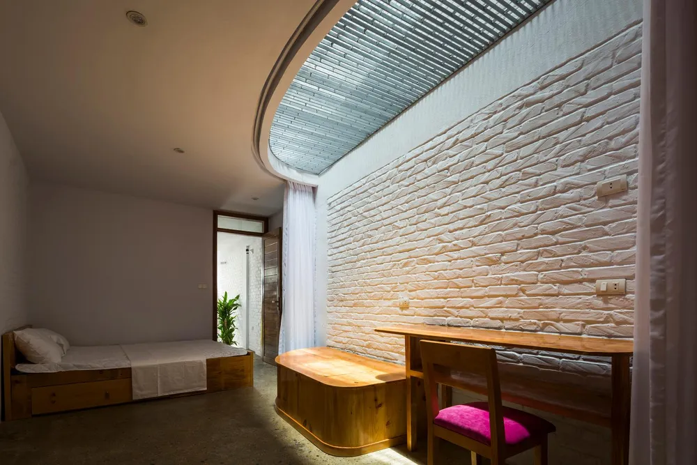 Không gian mái được thiết kế sao cho phần mái sau thấp hơn hẳn so với mái trước giúp gió và ánh sáng có thể vào sâu bên trong ngôi nhà.