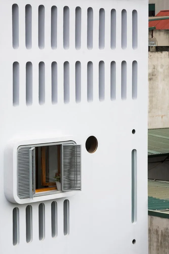 Kiến trúc sư NH Village Architects không sử dụng song sắt cửa sổ như các ngôi nhà khác trong khu vực.