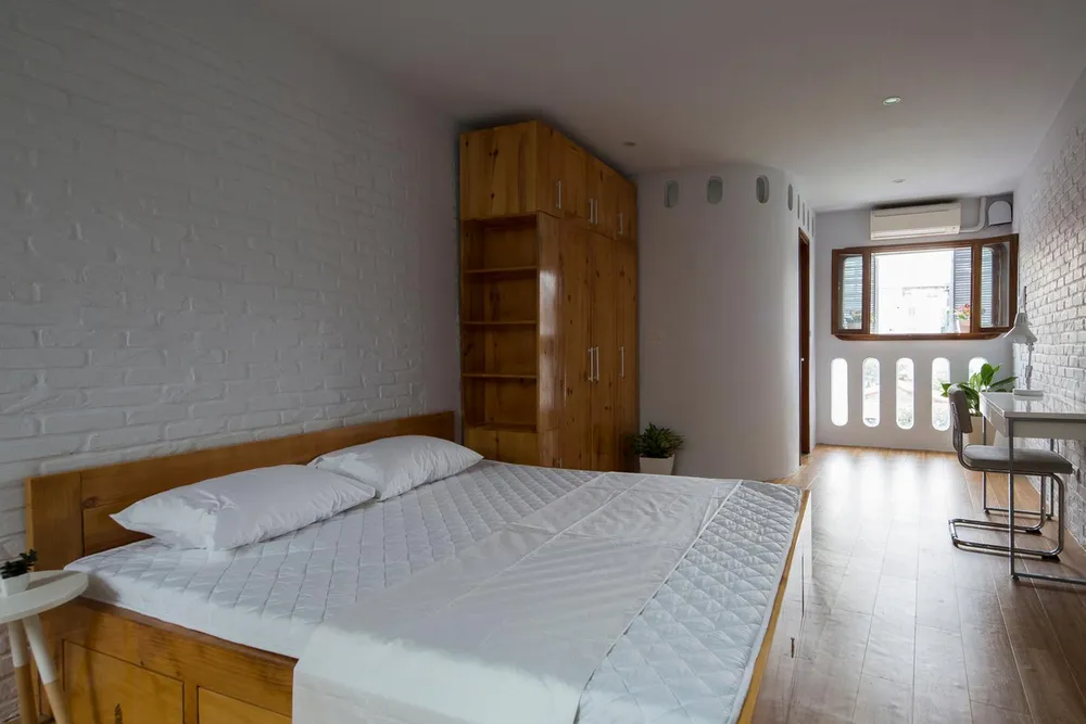 Phòng ngủ tràn ngập ánh sáng tự nhiên.