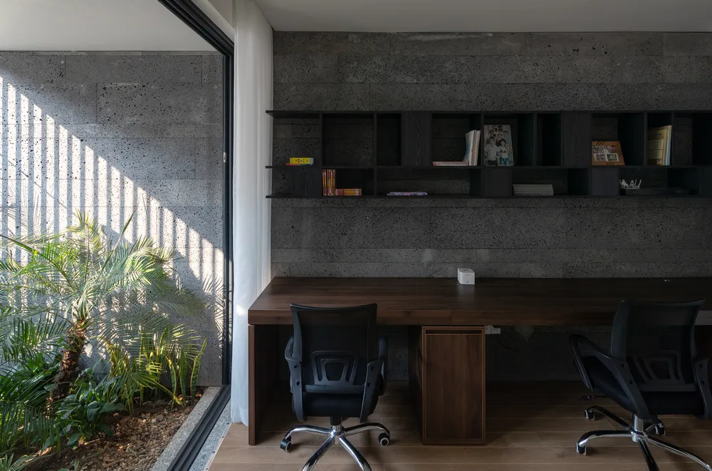 Nội thất của ngôi nhà sử dụng tông màu trầm.