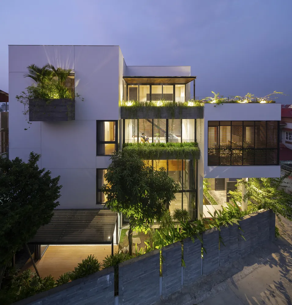 Kiến trúc sư đã giải quyết được bài toán không gian mở, hướng nhìn tốt từ bên trong nhưng vẫn đảm bảo tính riêng tư với bên ngoài.