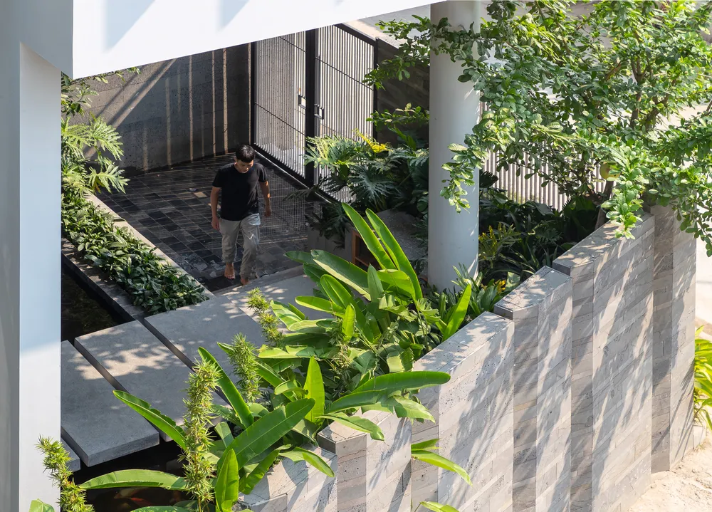 Cây xanh là yếu tố không thể thiếu của công trình nhiều mặt thoáng này.