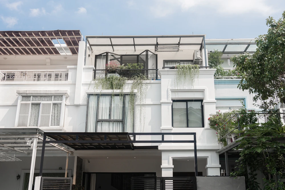 Kiến trúc sư Make My Home cho biết, ngôi nhà cũ tuy rộng lớn nhưng lại được thiết kế theo lối kiến trúc cũ, chưa tận dụng triệt để lợi thế của giếng trời khiến không gian trở nên tối tăm và bí bách.