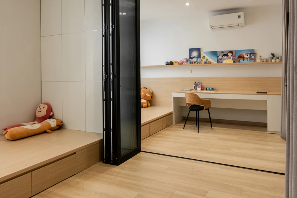 Cửa xếp linh hoạt giữa hai phòng ngủ vẫn đảm bảo riêng tư và tiện nghi tuyệt đối.