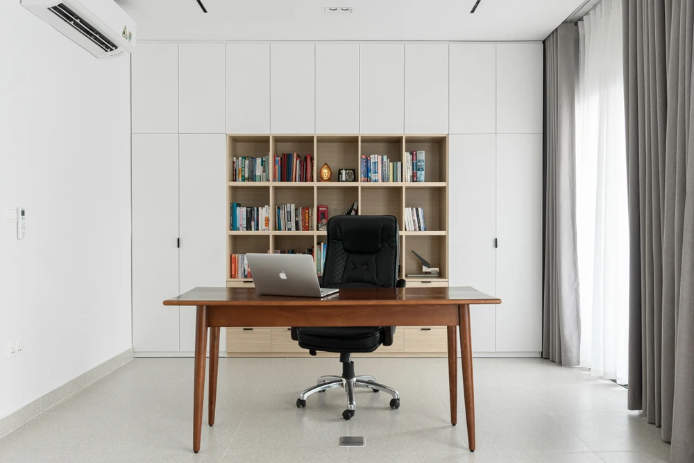 Phòng làm việc bố trí gọn gàng và đầy tiện nghi.