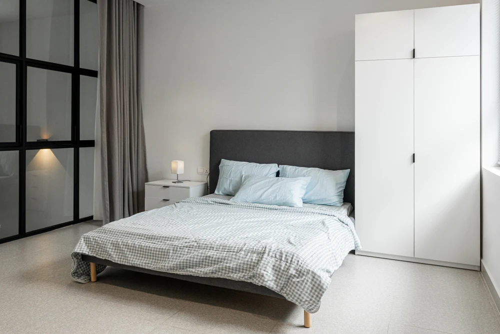 Thay vì sử dụng kính trong suốt thì cửa kính mờ sẽ mang lại không gian riêng tư.