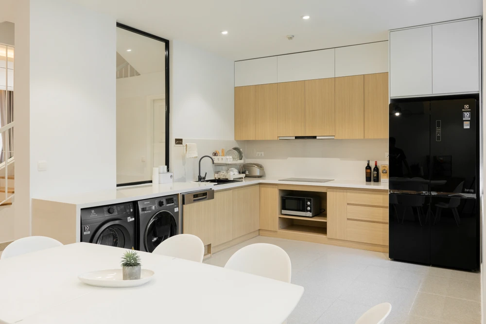 Không gian bếp rộng rãi, hiện đại với tông màu trắng chủ đạo.