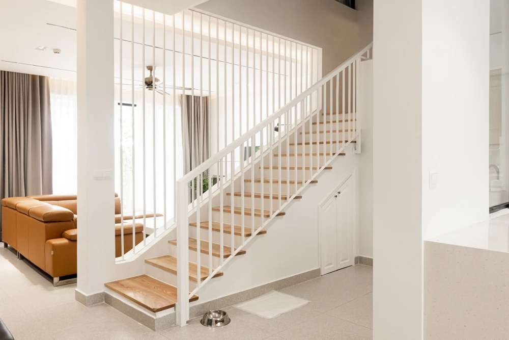 Kiến trúc sư tối đa ánh sáng tự nhiên kết hợp bố trí đèn khéo léo khiến các bậc thang kéo dài ba tầng lầu đều sáng, thoáng.