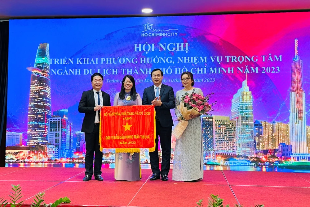 Sở Du lịch TP.HCM nhận bằng khen của Bộ VH-TT&amp;DL.