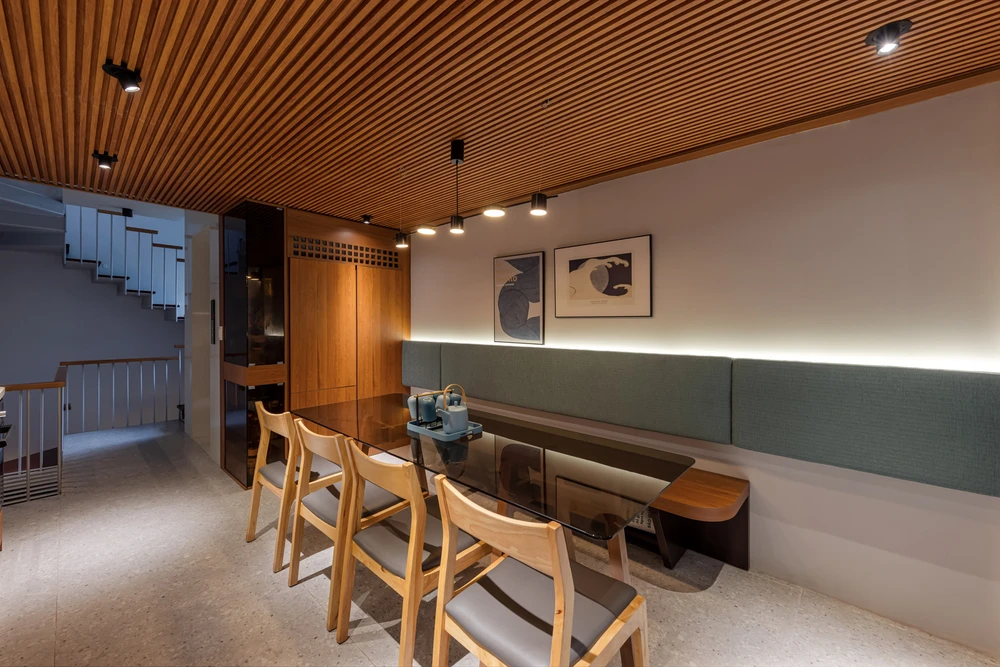 Khu vực bàn ăn và bếp thiết kế không gian mở, giúp gia đình vừa trò chuyện vừa vui chơi với nhau.