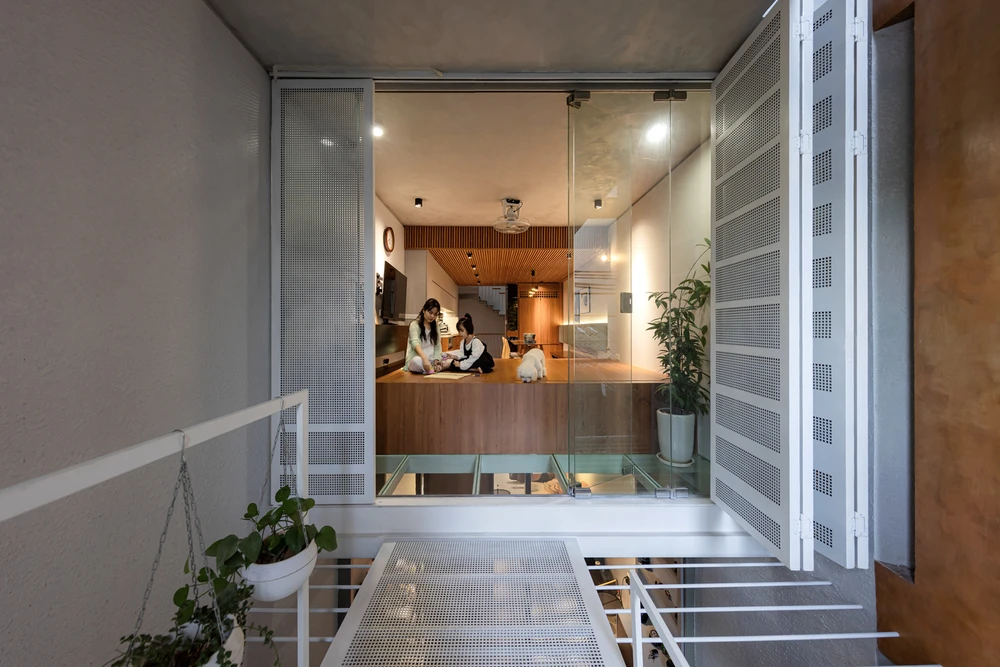 Tầng trên cùng được thiết kế là căn hộ đa năng hai phòng ngủ dành cho gia đình.