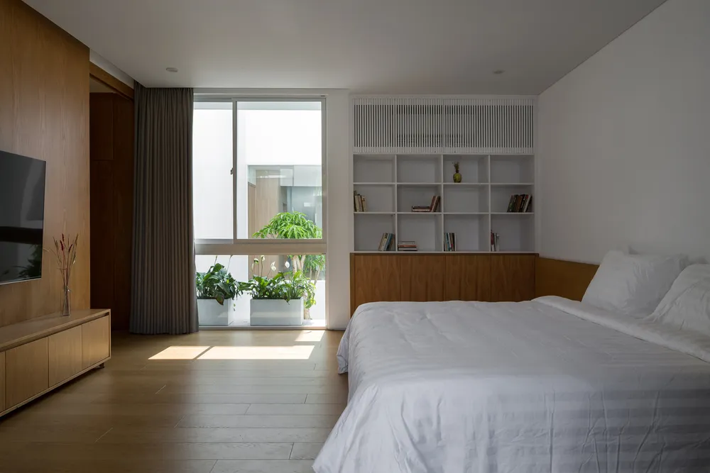 Không gian sáng sủa, vật liệu hiện đại, nội thất gỗ tối giản đã tạo nên sự thư thái cho ngôi nhà.