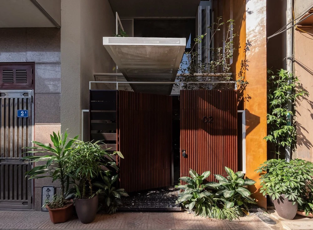 Trung tâm nhà và không gian bên ngoài được nối với nhau bằng một cây cầu thép cắt rời cũng như mái che phía trên lối vào.