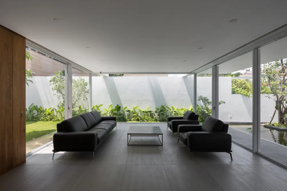 Phòng khách với kết cấu thả cột và hệ vách kính trượt khẩu độ lớn có thể mở rộng tầm nhìn