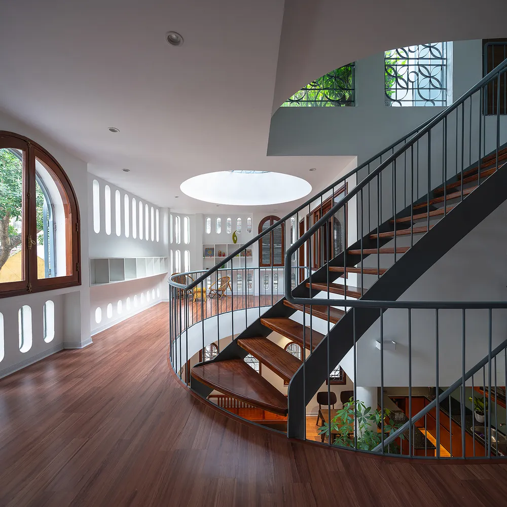 Khoảng trống này kết nối thông qua ba tầng, gợi lên sự gắn kết bên trong ngôi nhà.