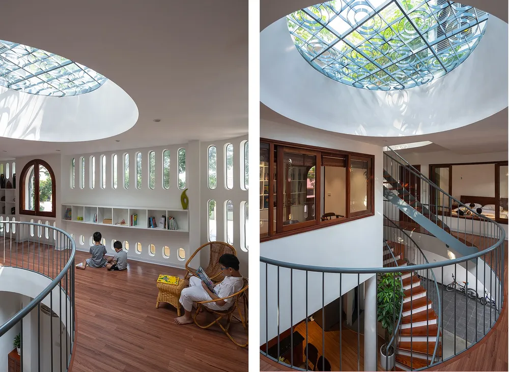 Tủ sách và nội thất được bố trí dọc theo lối lưu thông này nên nó có chức năng như một thư viện nhỏ trong nhà.