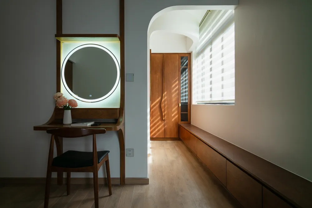 Khu vực phòng ngủ và bàn trang điểm cũng bố trí đơn giản nhưng toát lên vẻ thanh lịch. Khu vực phòng ngủ và bàn trang điểm cũng bố trí đơn giản nhưng toát lên vẻ thanh lịch.