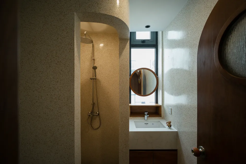 Khu vực vệ sinh, phòng tắm đầy đủ ánh sáng thông qua ô cửa sổ nhỏ. Khu vực vệ sinh, phòng tắm đầy đủ ánh sáng thông qua ô cửa sổ nhỏ.