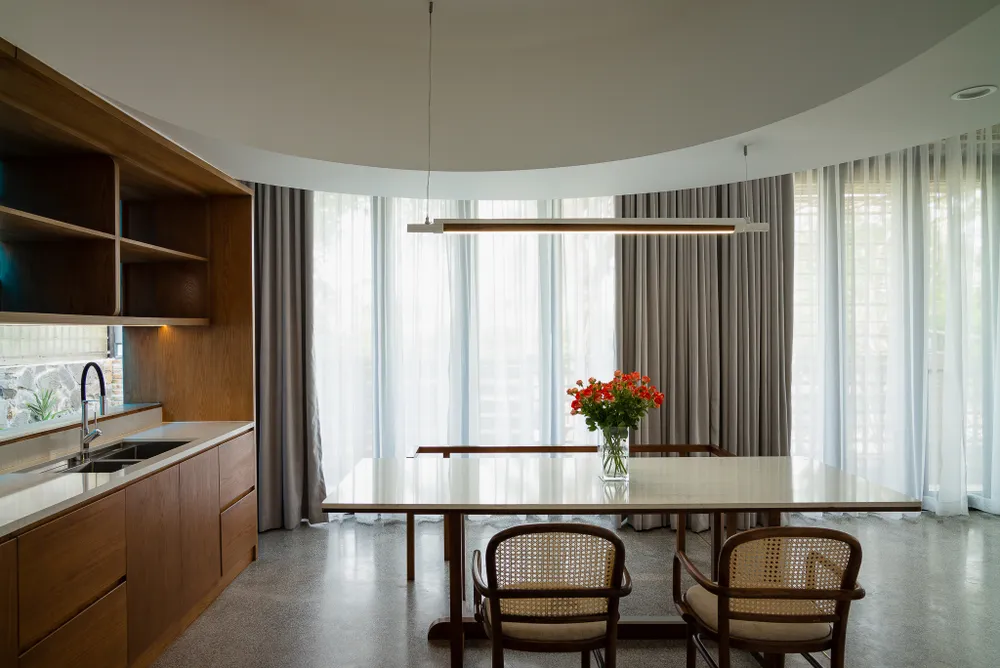 Do đó, bài toán đặt ra cho kiến trúc sư Arch. A là thay đổi lớp áo nhưng vẫn đảm bảo được yêu cầu về quy hoạch và dấu ấn của gia chủ. Do đó, bài toán đặt ra cho kiến trúc sư Arch. A là thay đổi lớp áo nhưng vẫn đảm bảo được yêu cầu về quy hoạch và dấu ấn của gia chủ.