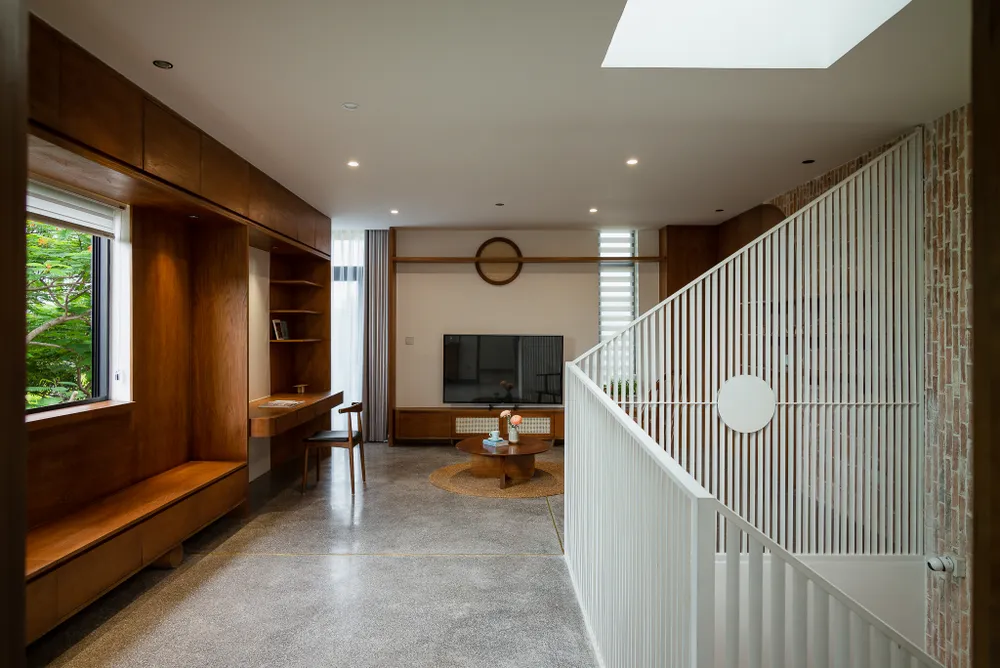 Phòng khách và bàn đọc sách được bố trí ở tầng trên. Phòng khách và bàn đọc sách được bố trí ở tầng trên.