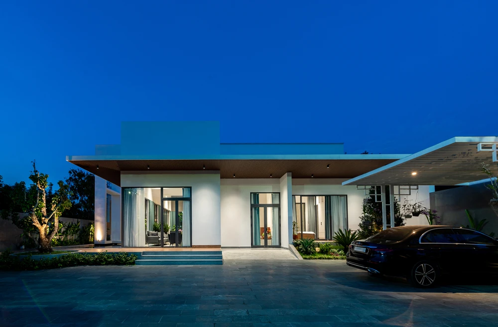 Vào buổi tối, ngôi nhà cũng rất sáng sủa và ấm cúng.