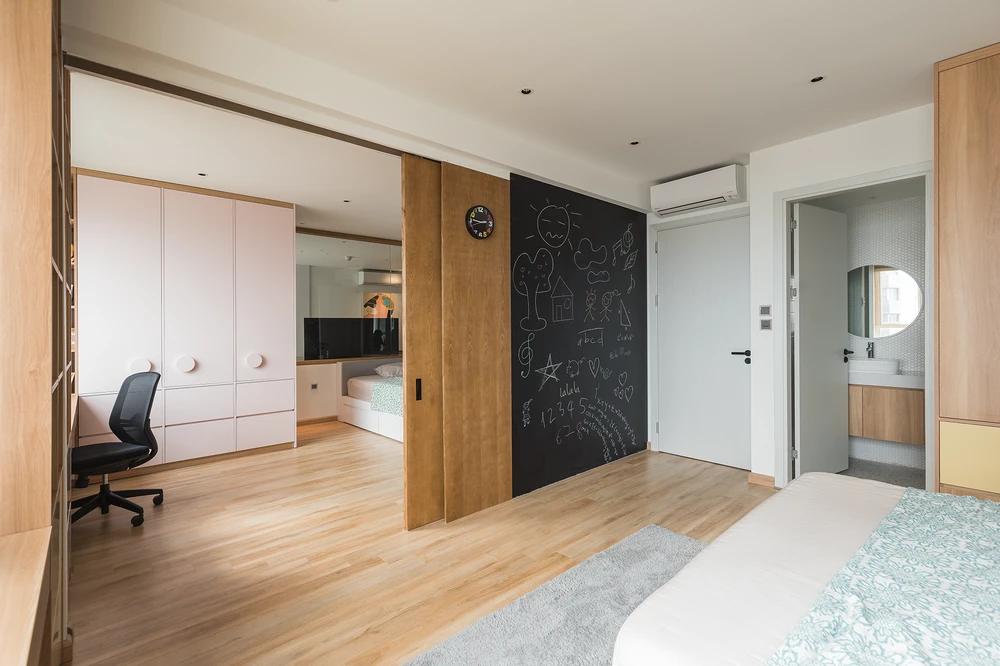 Trên tường sơn một bức bảng màu đen để các em thỏa chí vẽ vời trong khu vực quy định giúp các em ngăn nắp hơn.