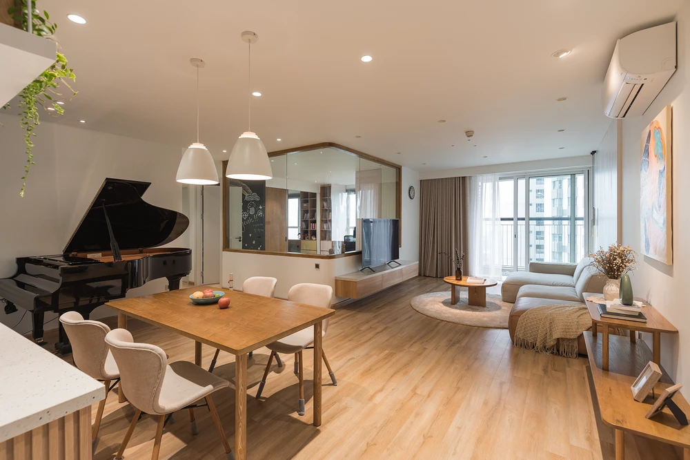 Kiến trúc sư tạo đường cong bằng granito ở sàn bếp, đập bỏ những bức tường lớn tại các phòng ngủ thay vào đó là mảng kính cong lớn.