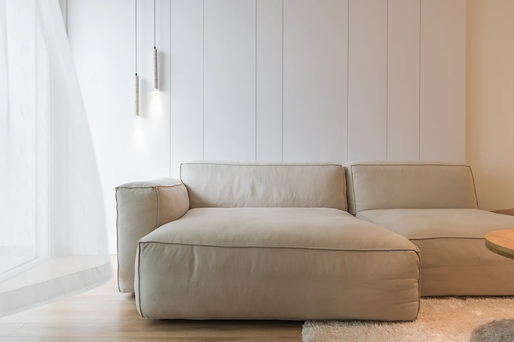 Sofa phòng khách êm ấm giúp cả gia đình quây quần bên nhau.