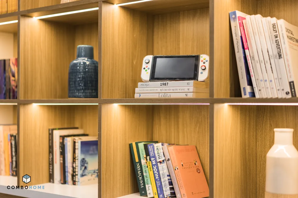 Kệ sách gọn gàng, ngăn nắp.