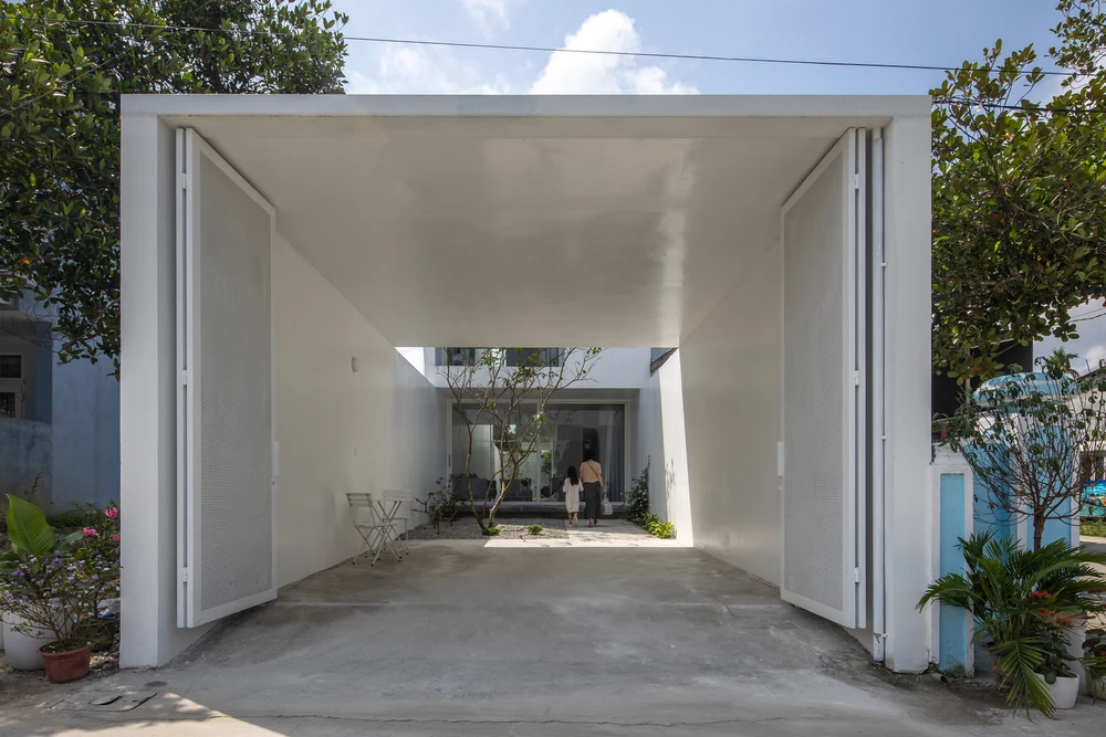 Nhìn từ bên ngoài, dễ thấy ngôi nhà với không gian mở kết nối với khu vườn để tương tác với tự nhiên.