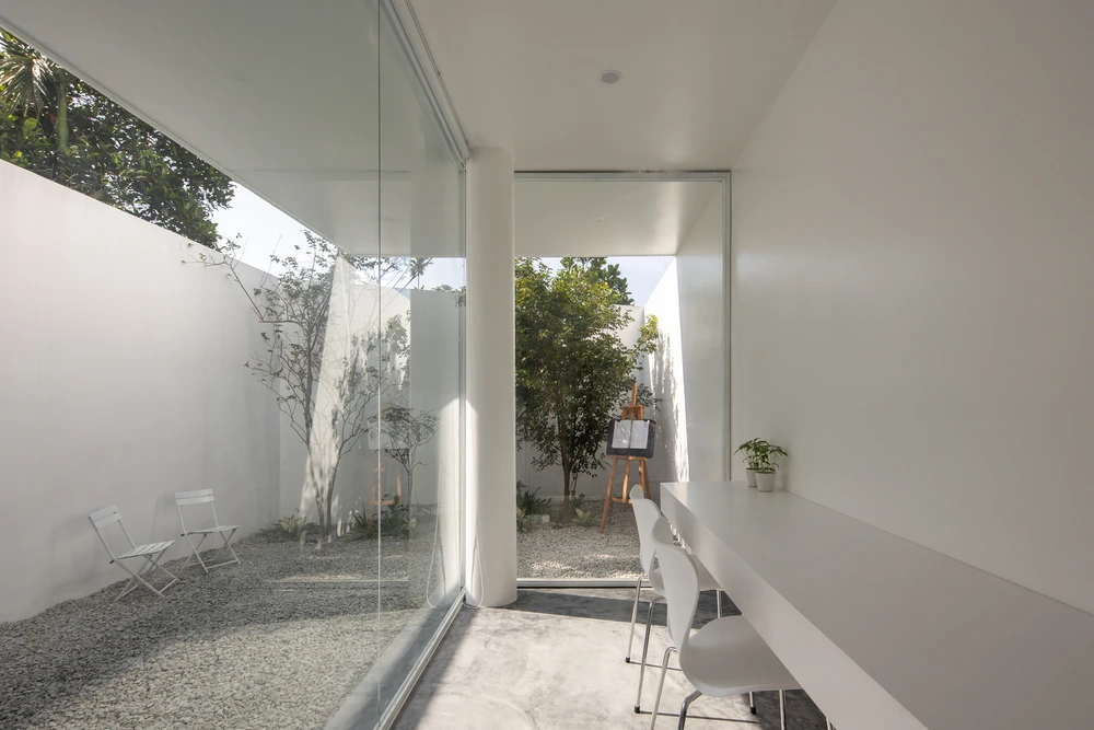 Khu vườn là nơi trẻ em có thể chơi và học tập.