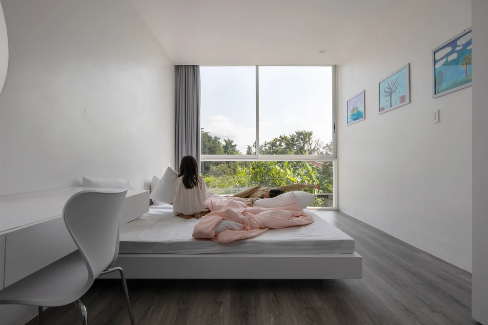 Kiến trúc sư BHA studio cho biết, ngôi nhà được xây dựng với chi phí thấp, lối sống tối giản, hiện đại nhưng coi trọng sinh hoạt gia đình truyền thống của gia chủ.