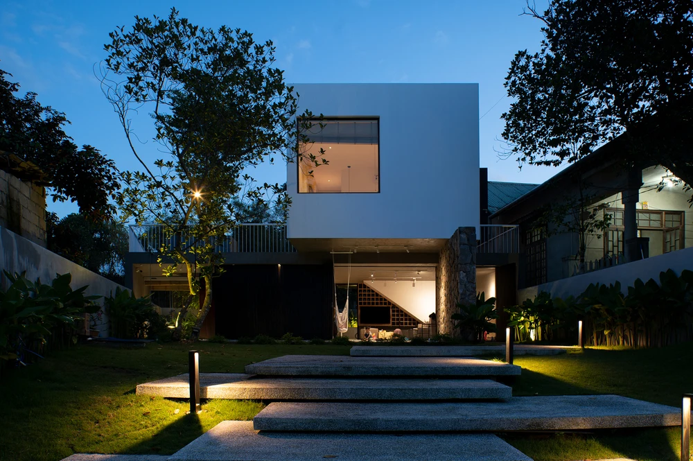 Gia chủ có một mảnh đất khá rộng, họ muốn xây dựng một ngôi nhà khác biệt, thoáng đãng để có thể thực sự thư giãn sau một ngày làm việc bận rộn chứ không phải sống trong một "chiếc hộp".