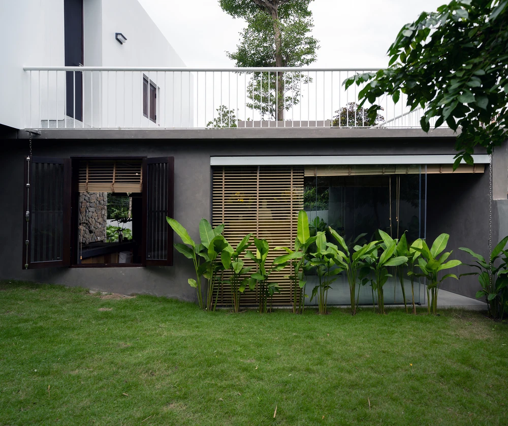 Khu đất có tổng diện tích gần 450 m² nhưng kiến trúc sư 3fconcept chỉ xây dựng ngôi nhà với diện tích khá khiêm tốn là 180 m².