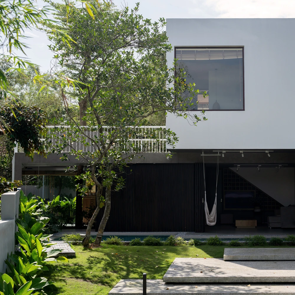 Phần còn lại dành cho cảnh quan, bể bơi và vườn trồng cây.