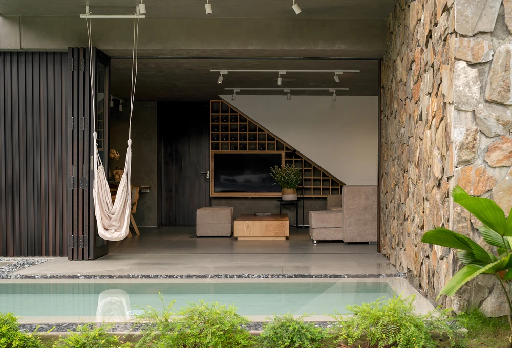 Tầng một được bố trí vuông góc với tầng trệt và trải dài theo khu đất để có thể nhìn ra cả sân trước và vườn sau .