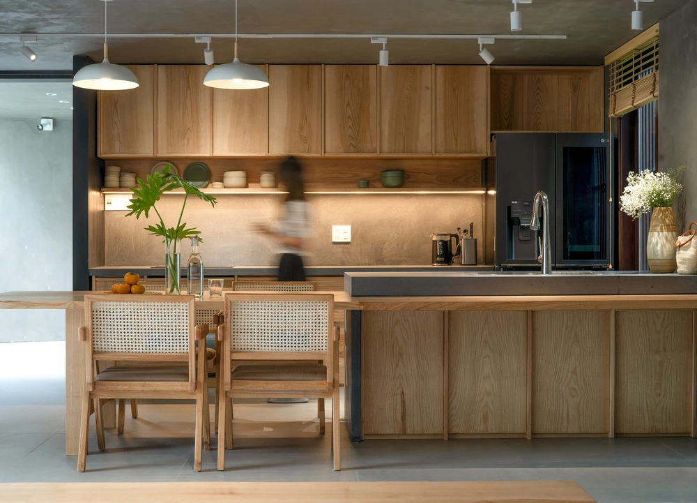 Tầng trệt được thiết kế thông thoáng nhất có thể, kết nối cảnh quan trước sau, đồng thời đề cao yếu tố tự nhiên và thông gió.