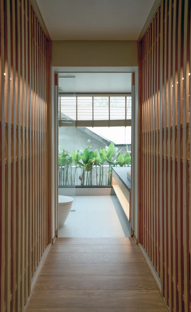 Với kết cấu vươn ra 2,5 m, khối phòng ngủ phía trên trở thành mái hiên lớn che mát cho khu vực tầng trệt.