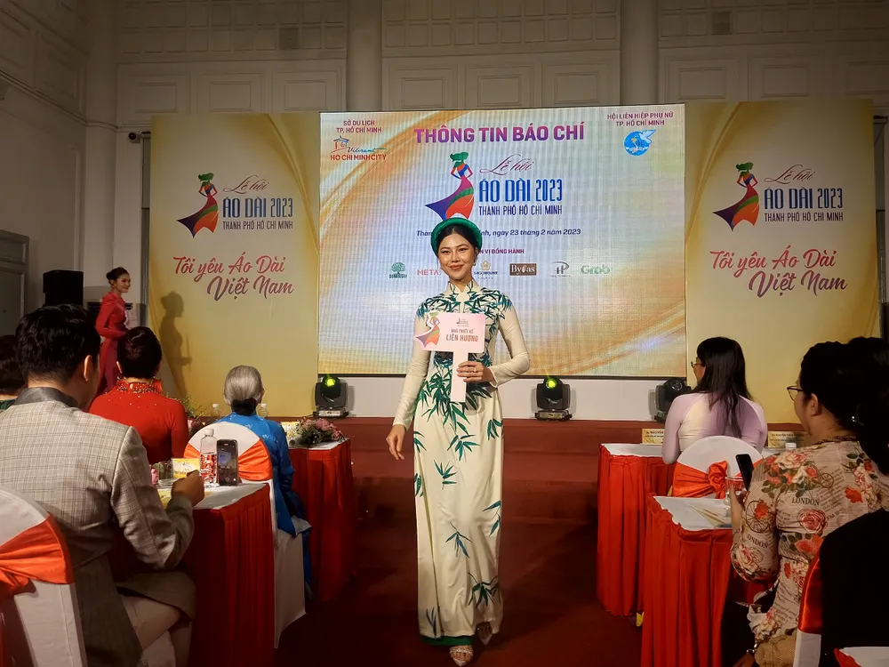 Những bộ sưu tập áo dài của các nhà thiết kế được trình diễn tại buổi họp báo.