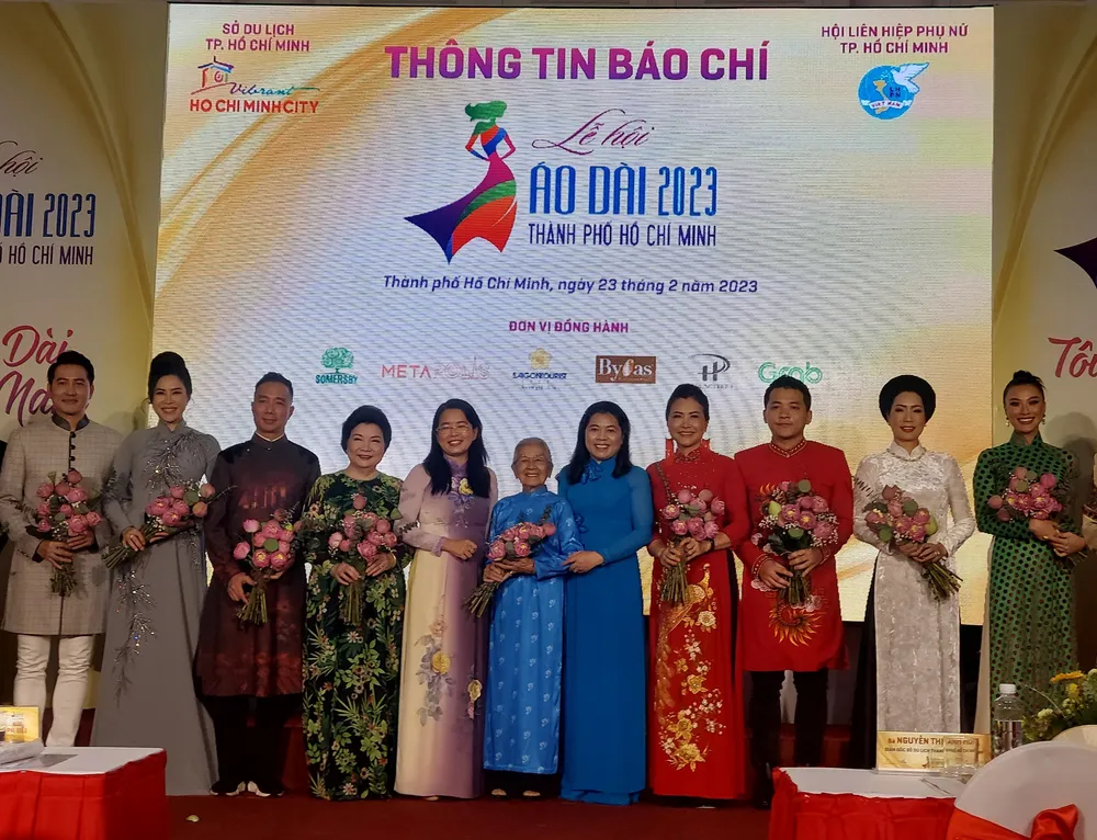 Ban tổ chức tặng hoa cho các đại sứ hình ảnh
