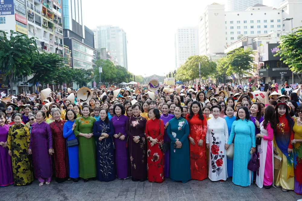 Lãnh đạo TP.HCM tham gia diễu hành tại Phố đi bộ Nguyễn Huệ (quận 1).