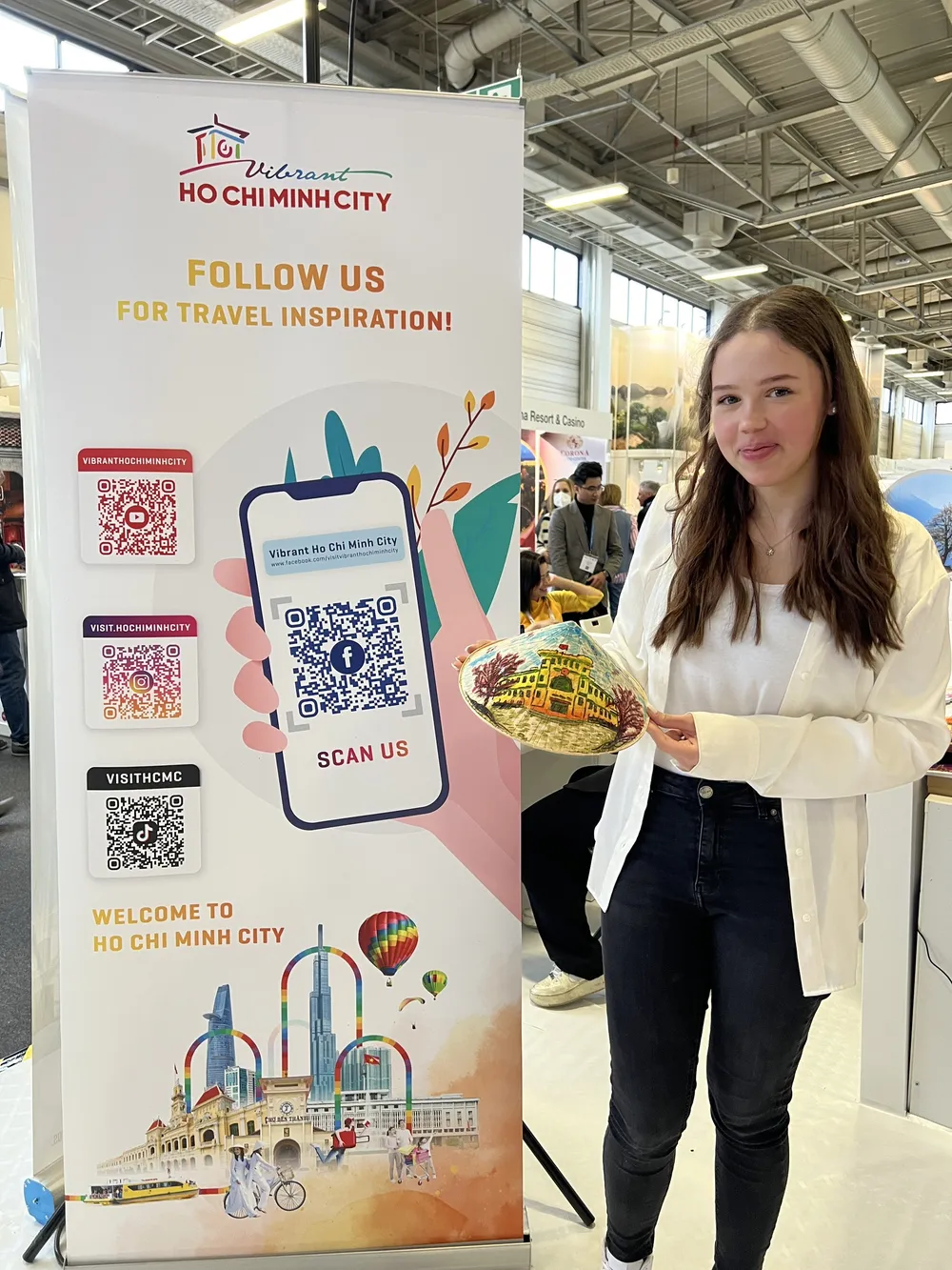 Các hoạt động phong phú trong ngày đầu tiên tại gian hàng Việt Nam đã thu hút nhiều khách tham quan.