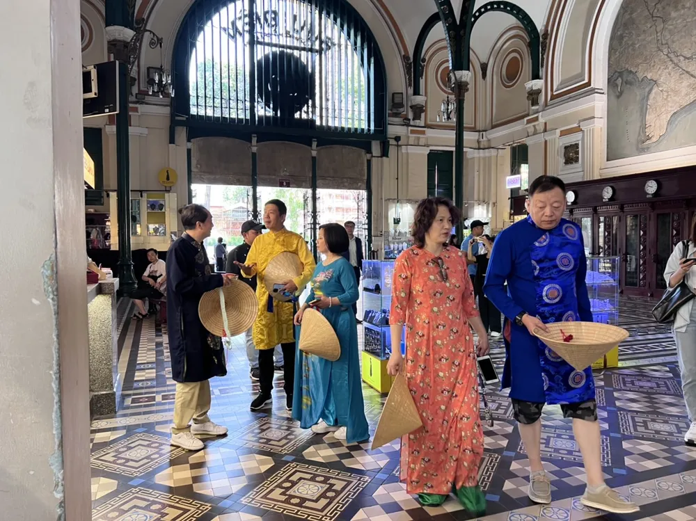 Đoàn 16 khách tham quan tại Bưu điện TP.HCM. Đoàn 16 khách tham quan tại Bưu điện TP.HCM.