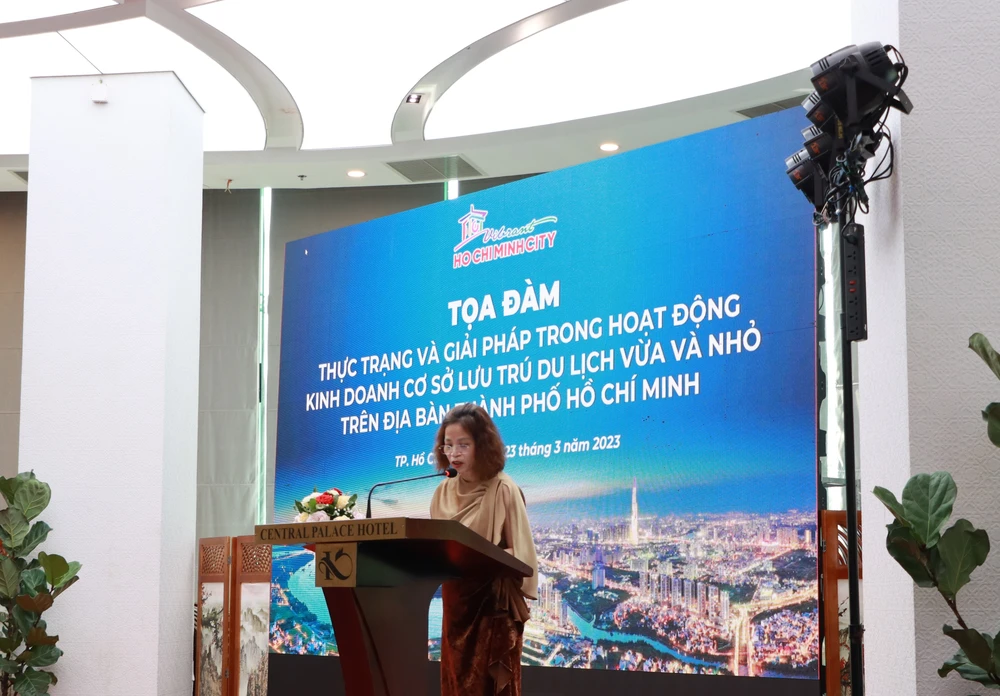 Bà Nguyễn Thị Thúy Loan, đại diện cho đơn vị khách sạn A25 phát biểu.