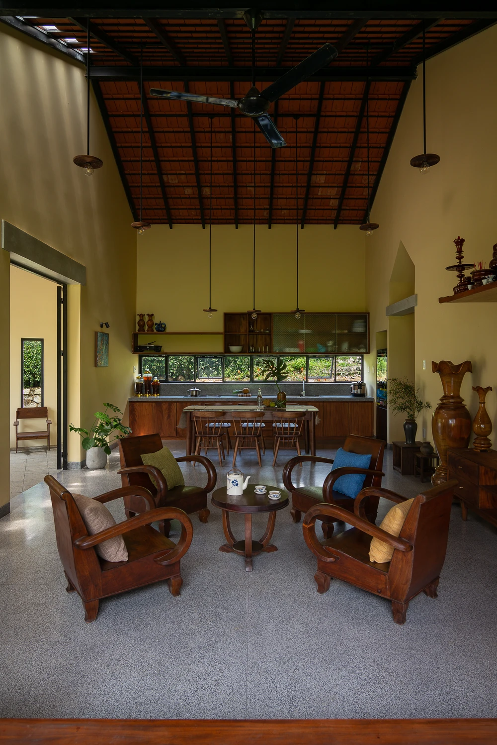 Các không gian chính tiếp cận trực tiếp với không gian ngoài trời qua các ô cửa đi và cửa sổ lớn.