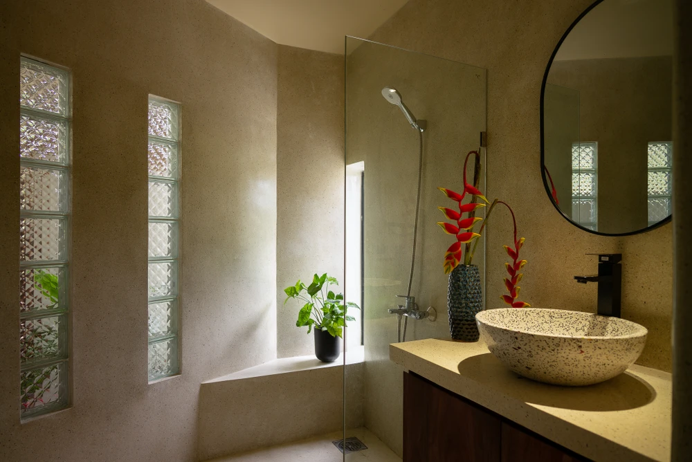 Phòng vệ sinh với tông màu trung tính, bố trí đơn giản nhưng đầy đủ tiện nghi.